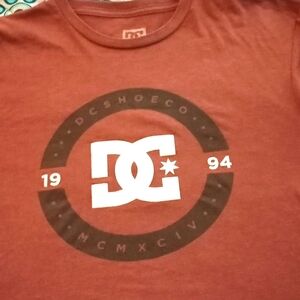 NEW CONDITION WITHOUT TAGSShort sleeve DC SHOESCO shirt